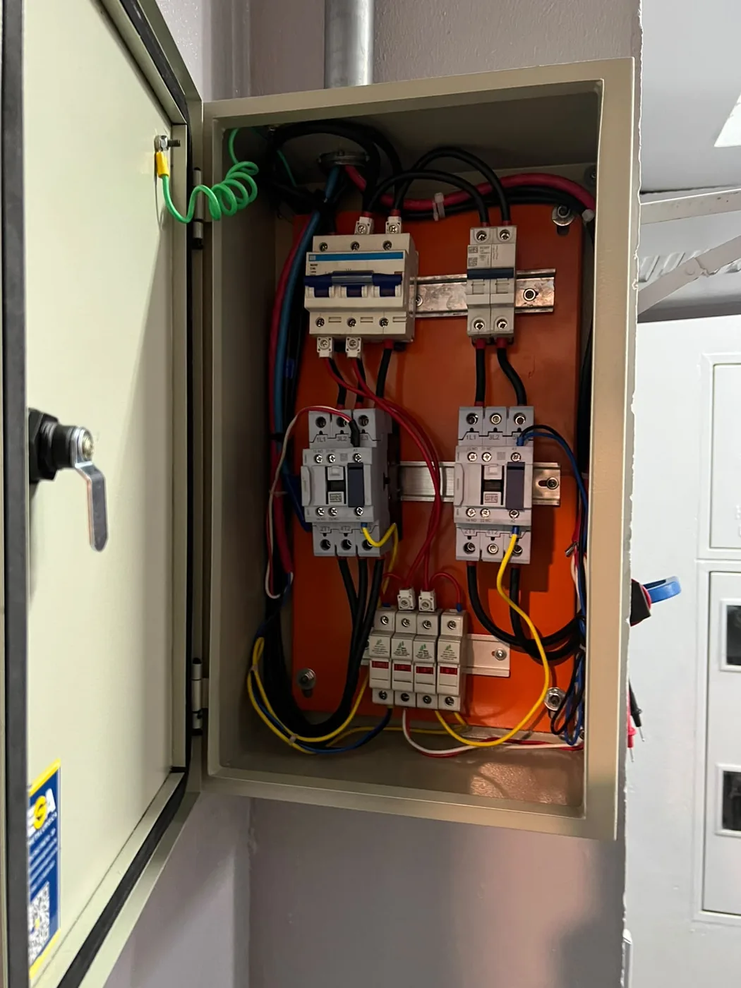 Painel de comando com contatores e proteções para infraestrutura de recarga