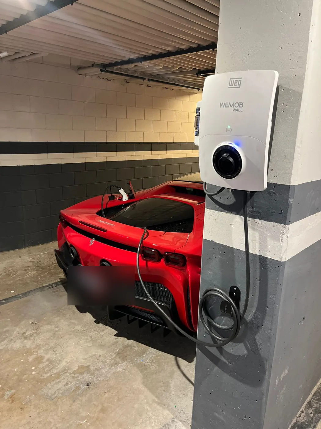 Carregador de parede com conector Tipo 2 e cabo recolhido em suporte